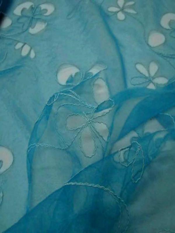 Organza ton bleu a motifs ajoures