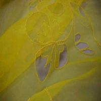 Organza ton jaune a motifs ajoures