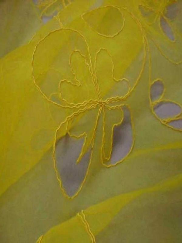 Organza ton jaune a motifs ajoures