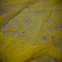 Organza ton jaune a motifs ajoures1
