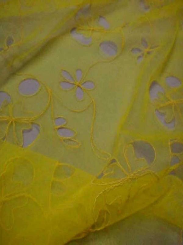 Organza ton jaune a motifs ajoures
