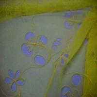 Organza ton jaune a motifs ajoures2