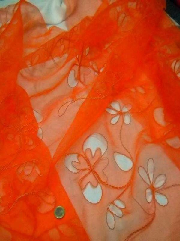 Organza ton orange a motifs ajoures