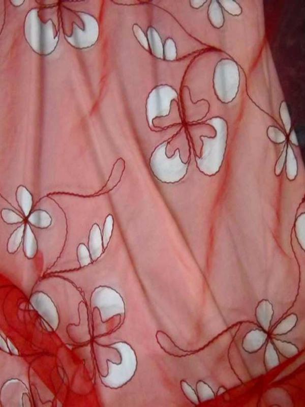 Organza ton rouge a motifs ajoures