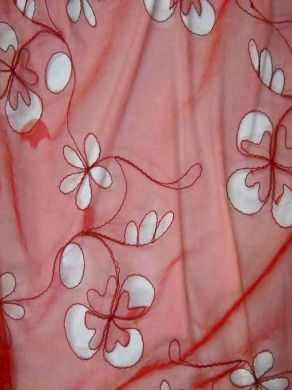 Organza ton rouge a motifs ajoures