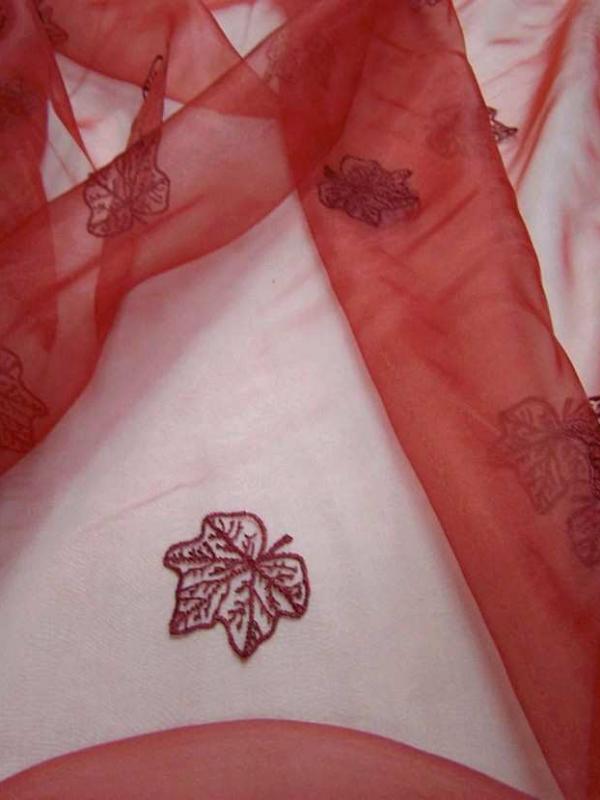 Organza ton rouge brode