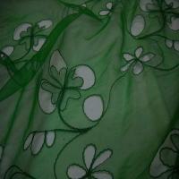 Organza ton vert a motifs ajoures