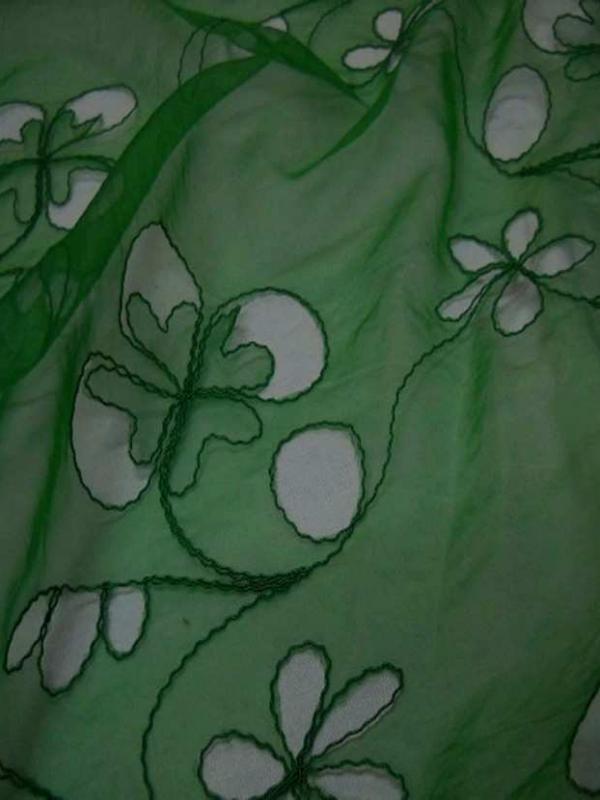 Organza ton vert a motifs ajoures