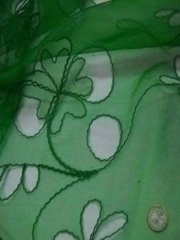 Organza ton vert a motifs ajoures