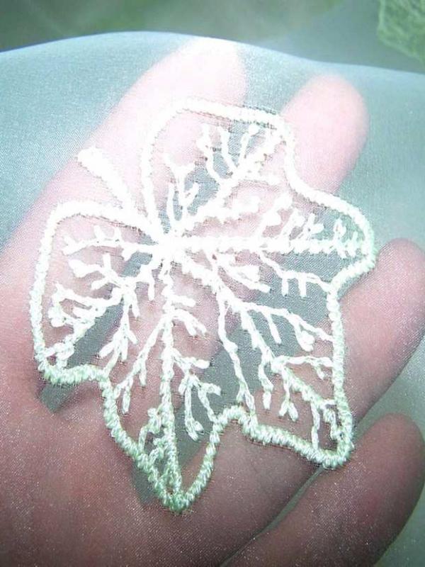 Organza ton vert anis brode