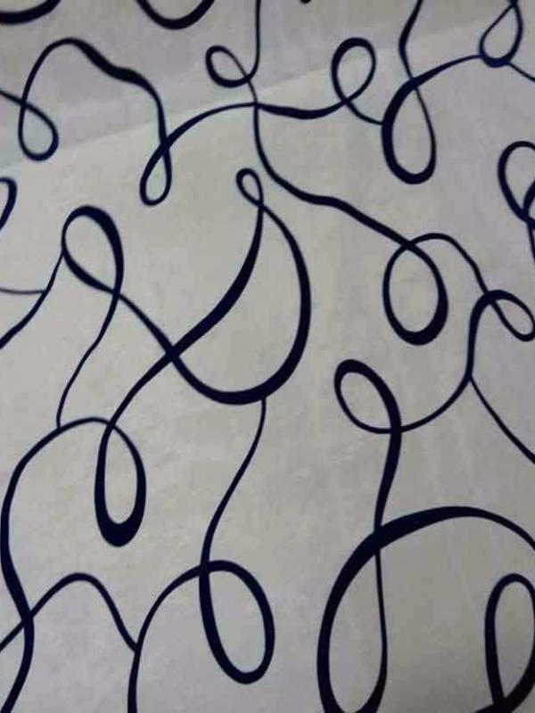 Ottoman blanc casse moire a motif devore en velours bleu