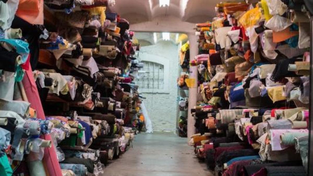 Photo de l interieur de la caverne aux 1000 tissus a marseille