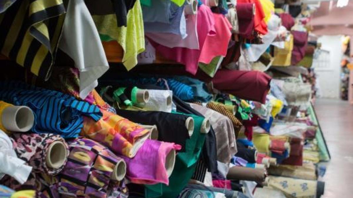 Photo des tissus lycra a la caverne aux mille tissus a marseille