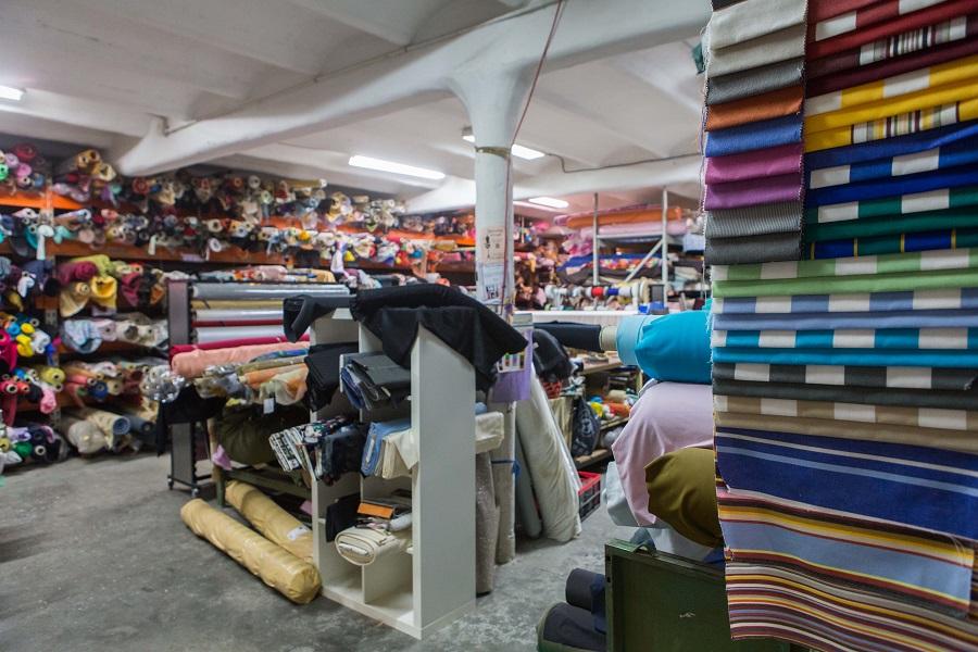 Photos de l interieur du local de textiles pas cher la caverne aux mille tissus sur marseille
