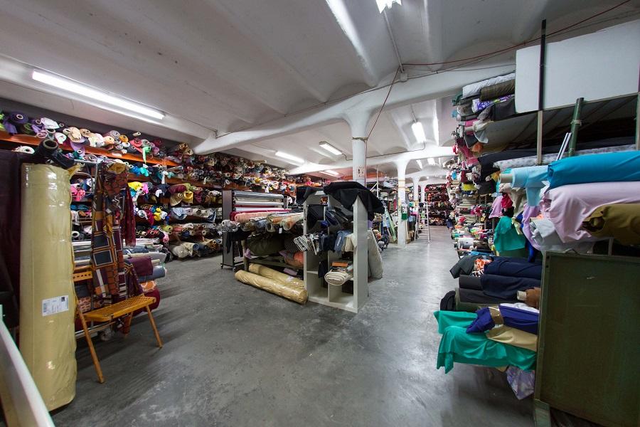 Photos de l interieur du local de tissus et galons pas cher la caverne aux mille tissus a marseille