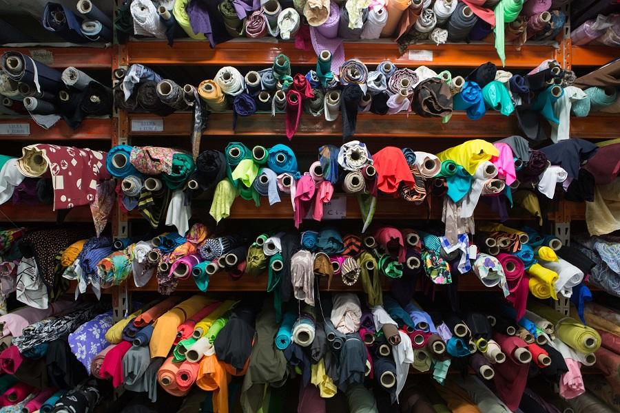 Photos de l interieur du local de tissus lycra et galons pas cher la caverne aux mille tissus a marseille