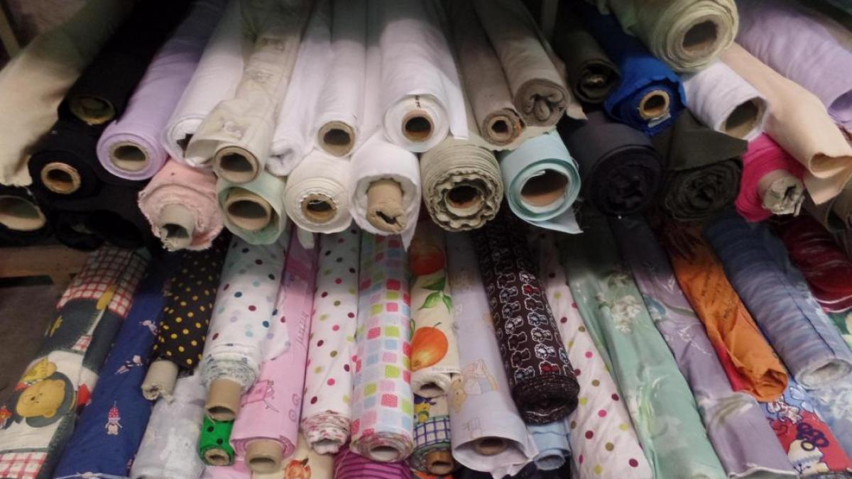 Photos des tissus en coton uni et imprime pas cher a la caverne aux 1001 tissus sur marseille