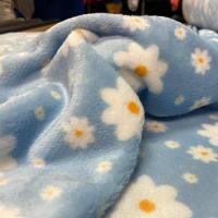 Polaire doudou bleu a fleurs blanc jaune