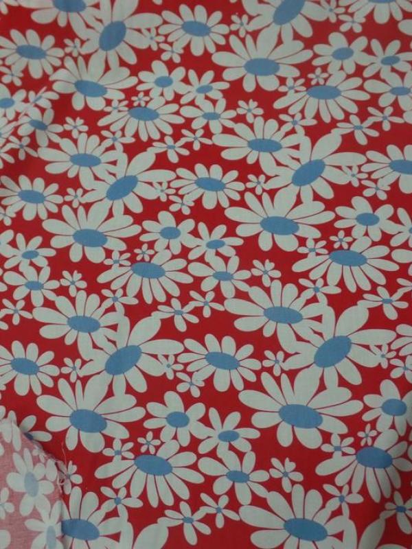 tissu popeline coton rouge imprime fleurs blanche et bleu