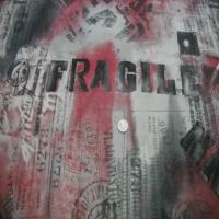 Resille grise imprime gris fonce rouge fragile