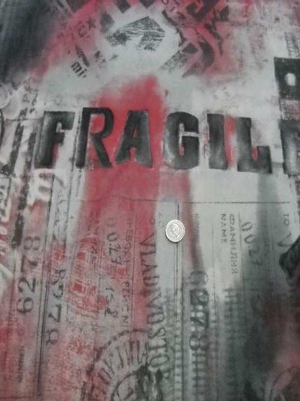 Resille grise imprime gris fonce rouge fragile