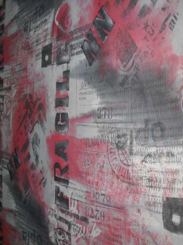 Resille grise imprime gris fonce rouge fragile