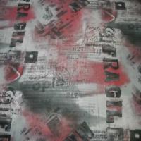 Resille grise imprime gris fonce rouge fragile5