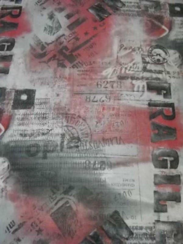 Resille grise imprime gris fonce rouge fragile