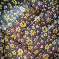 Resille noire imprime petite fleurs jaune