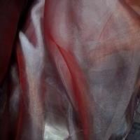 Rouleau 33m d organza bordeaux reflets mauve