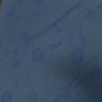 tissu Satin coton bleu indigo a motifs brodés