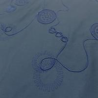 Satin coton bleu indigo a motifs brodés