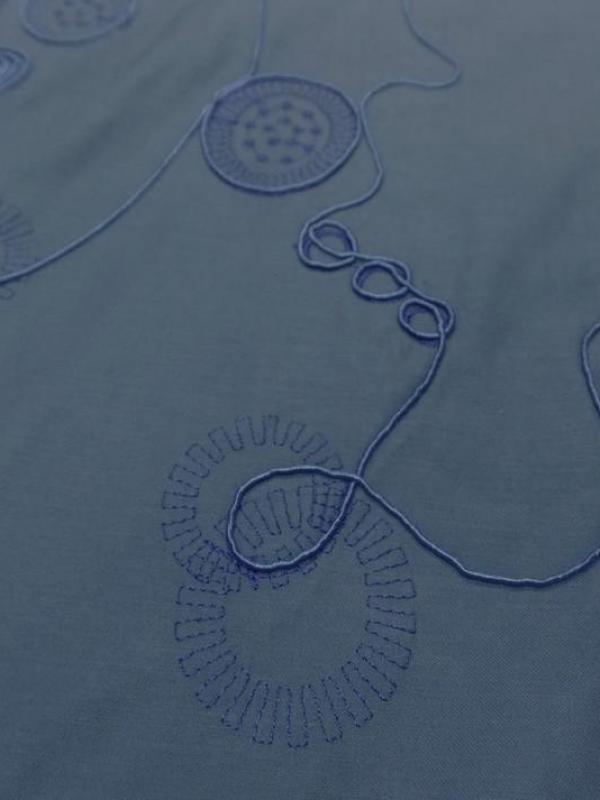 Satin coton bleu indigo a motifs brodés