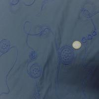 tissu Satin coton bleu indigo a motifs brodés