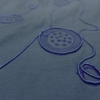 tissu Satin coton bleu indigo a motifs brodés