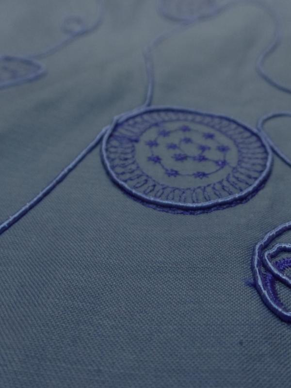 Satin coton bleu indigo a motifs brodés