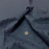 Satin coton bleu indigo brodé façon broderie anglaise