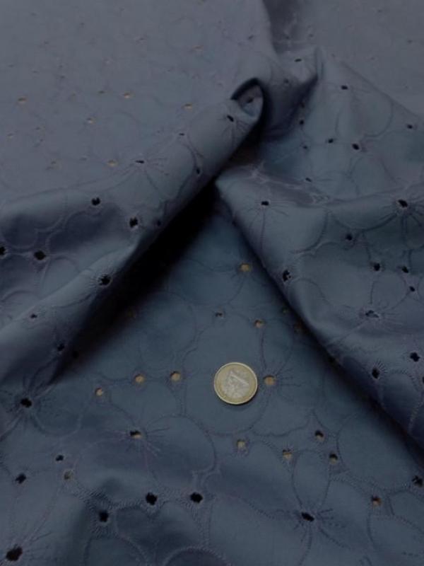 Satin coton bleu indigo brode facon broderie anglaise