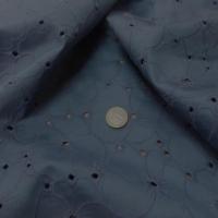 Satin coton bleu indigo brode facon broderie anglaise 4