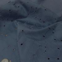 Satin coton bleu indigo brodé façon broderie anglaise