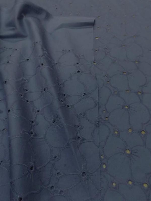 Satin coton bleu indigo brode facon broderie anglaise