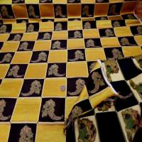 Satin d ameublement dore a carreaux