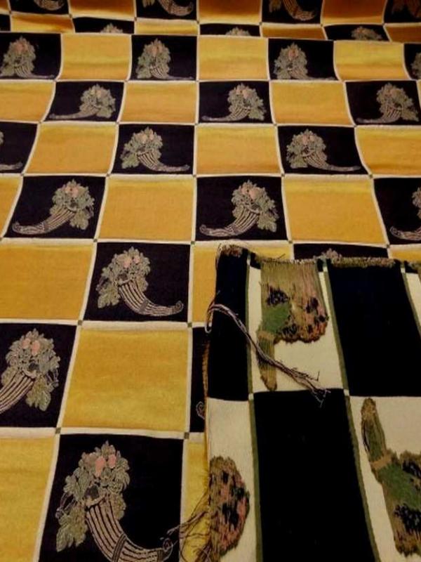 Satin d ameublement dore a carreaux05