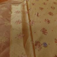 vente de tissu satin d'ameublement doré brodé fleurs ton cuivre