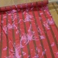 Satin de soie rouge vermillon devore imprime papillon