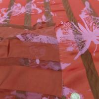 Satin de soie rouge vermillon devore imprime papillon5