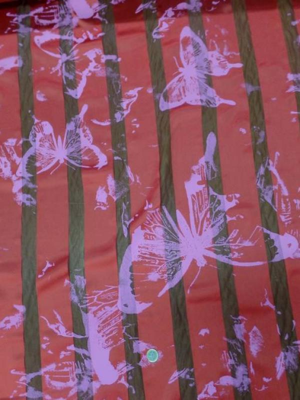 Satin de soie rouge vermillon devore imprime papillon6