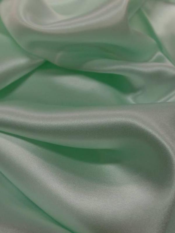 Satin de soie vert clair reflets blanc
