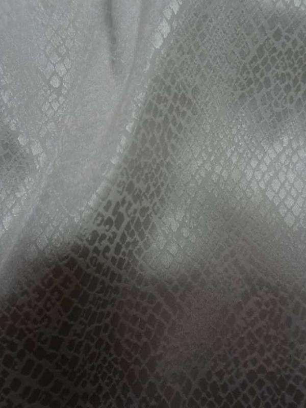 Satin lycra blanc casse double face faconne serpent