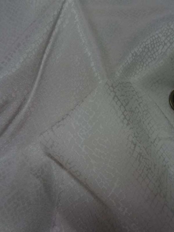 Satin lycra blanc casse double face faconne serpent
